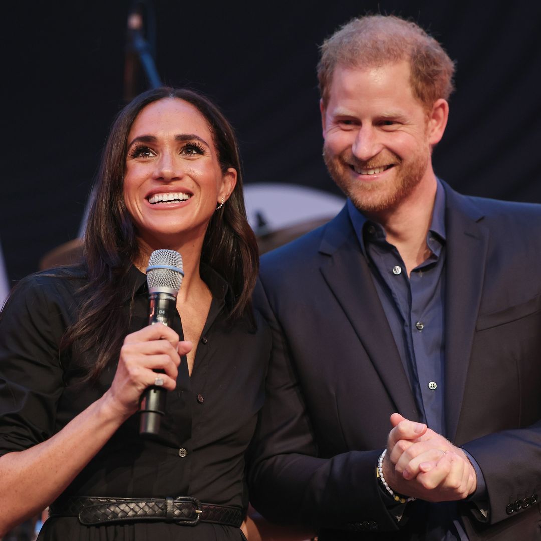 Meghan Markle gives husband Prince Harry a passionate kiss on stage as Invictus Games begins - video