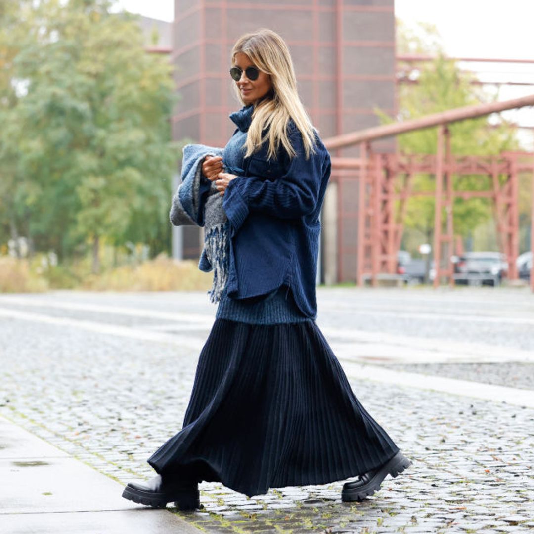 Pleated denim skirt in winter hotsell