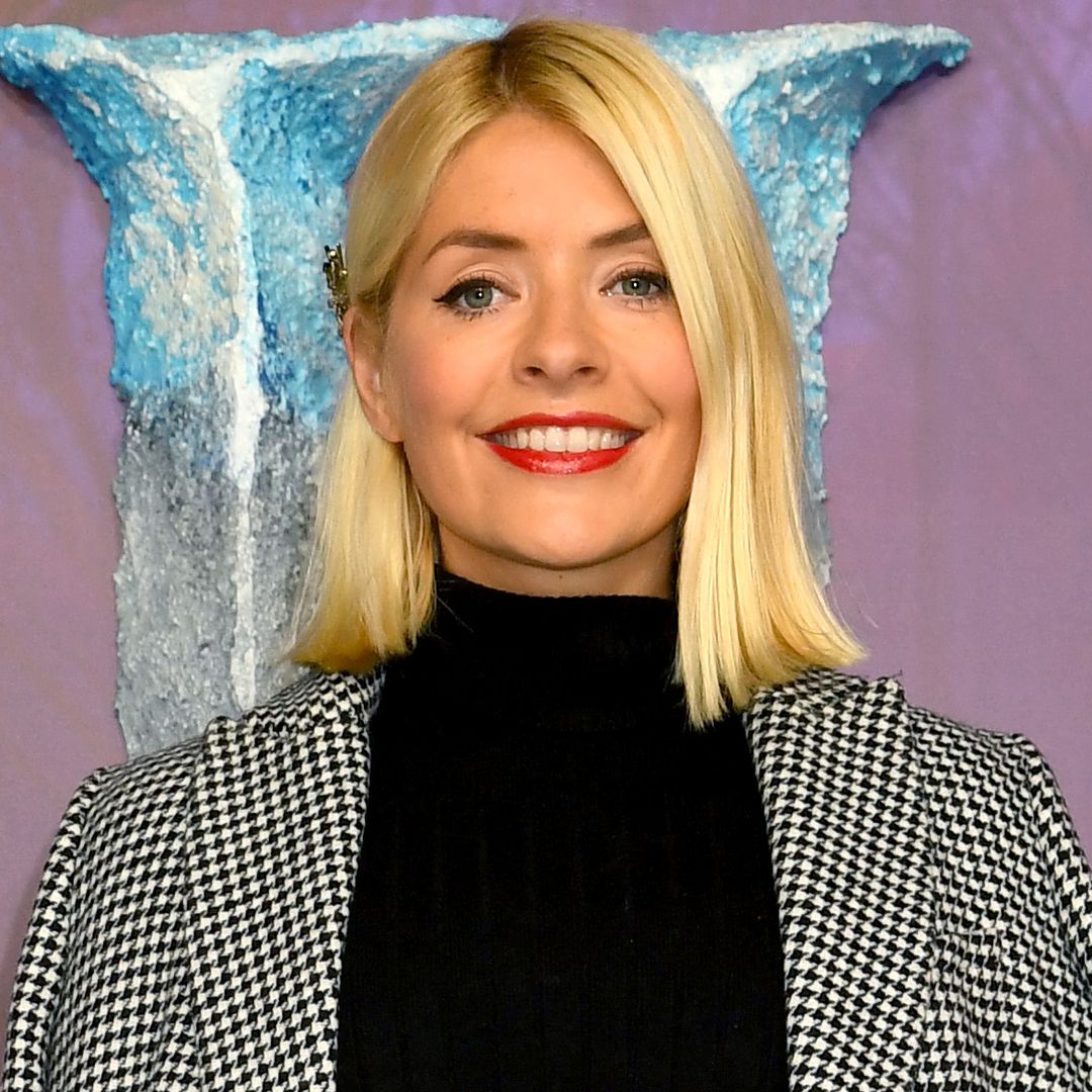 Holly Willoughby is totally gorgeous in figure-hugging pair of cropped jeans