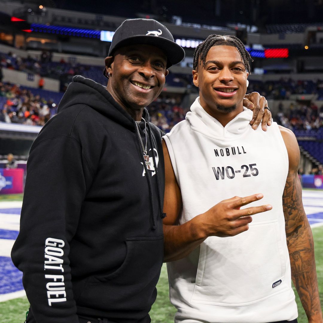 Jerry Rice pose une photo avec son fils, Brenden Rice #WO25 de Californie du Sud, lors du NFL Scouting Combine au Lucas Oil Stadium le 2 mars 2024 à Indianapolis, Indiana.