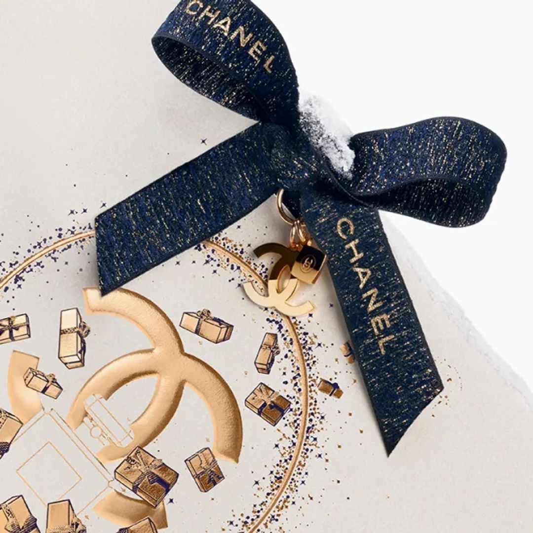 The double C logo, the N°5 and the iconic bottle dangle from the gifts.