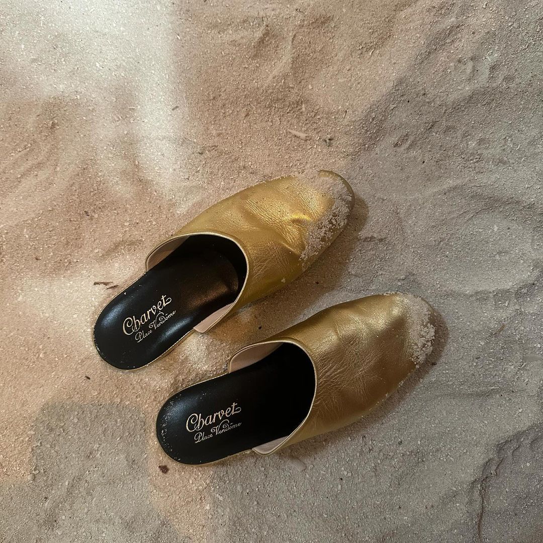 Gold mules in the sand 