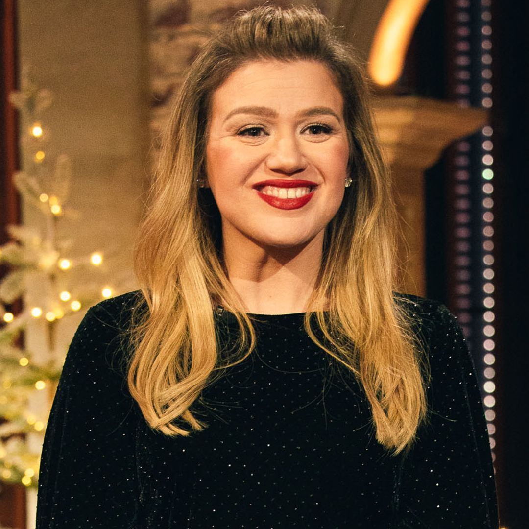 Kelly Clarkson highlights tiny waist in figure-hugging outfit that drives fans wild