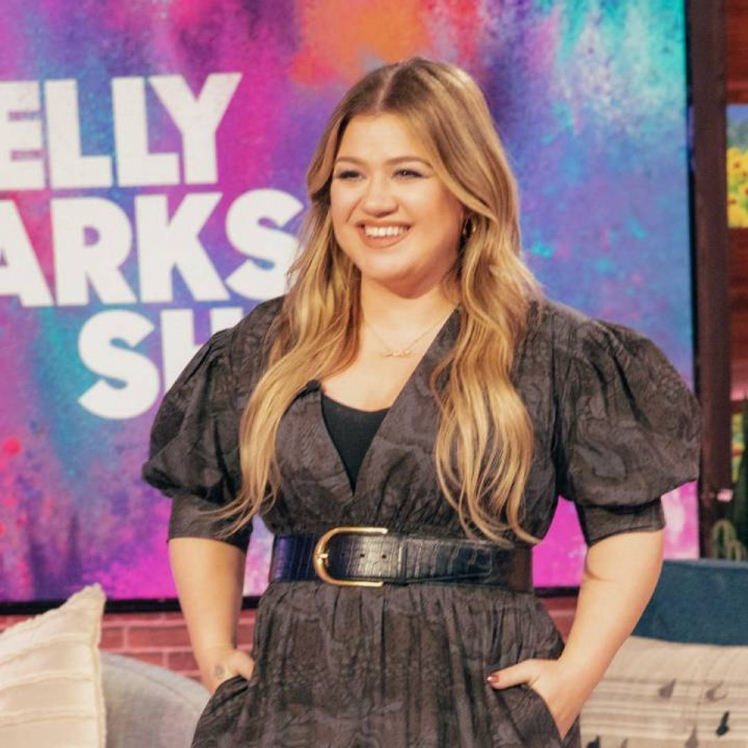 Kelly Clarkson wows fans with her most recent look