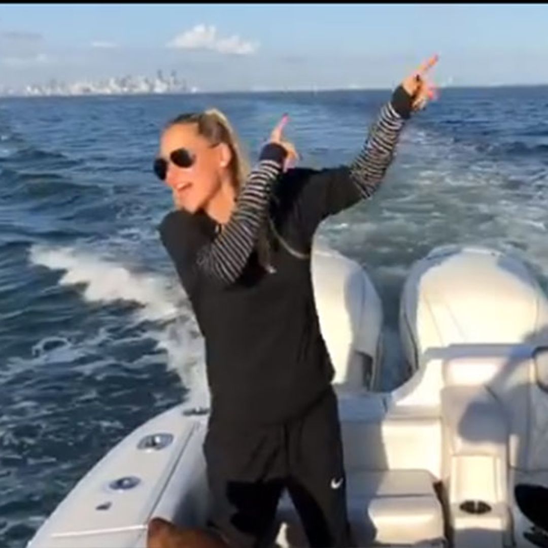 Anna Kournikova reappears after birth, dancing to Enrique's latest hit