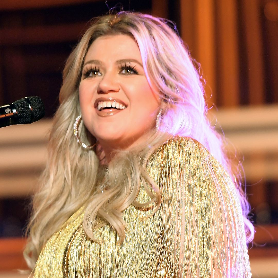 Kelly Clarkson pokes fun at her past appearance in new post that causes a stir