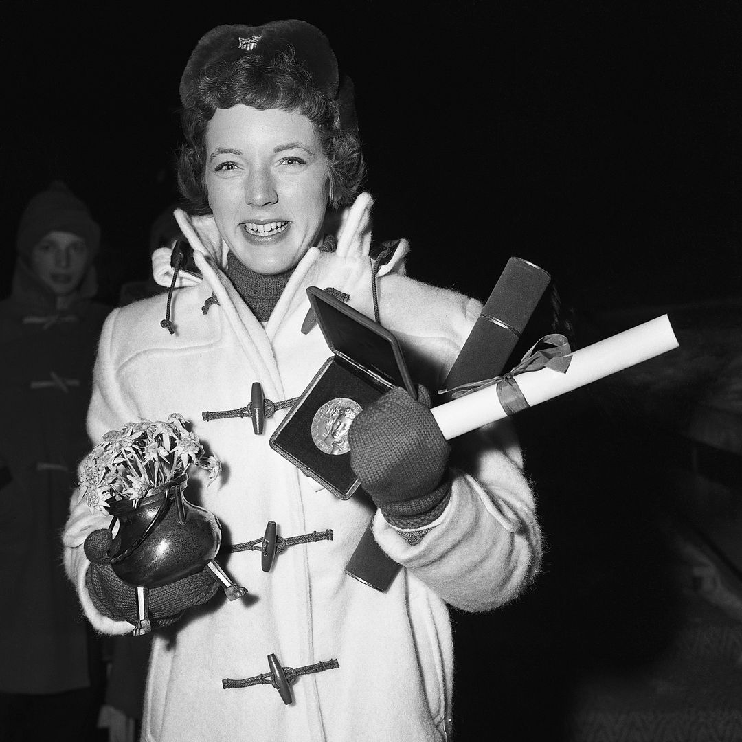2/5/1956-Cortina, Italie- la championne de patinage artistique Tenley Albright embrasse ses récompenses après les avoir reçues. La jeune fille agile de Newton Center, dans le Massachusetts, est la première Américaine à remporter la première place dans l'épreuve olympique de patinage artistique.