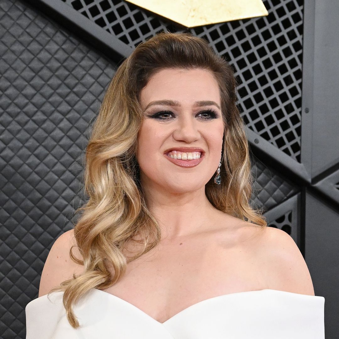 Kelly Clarkson's waist-cinching black leather dress sparks reaction from fans
