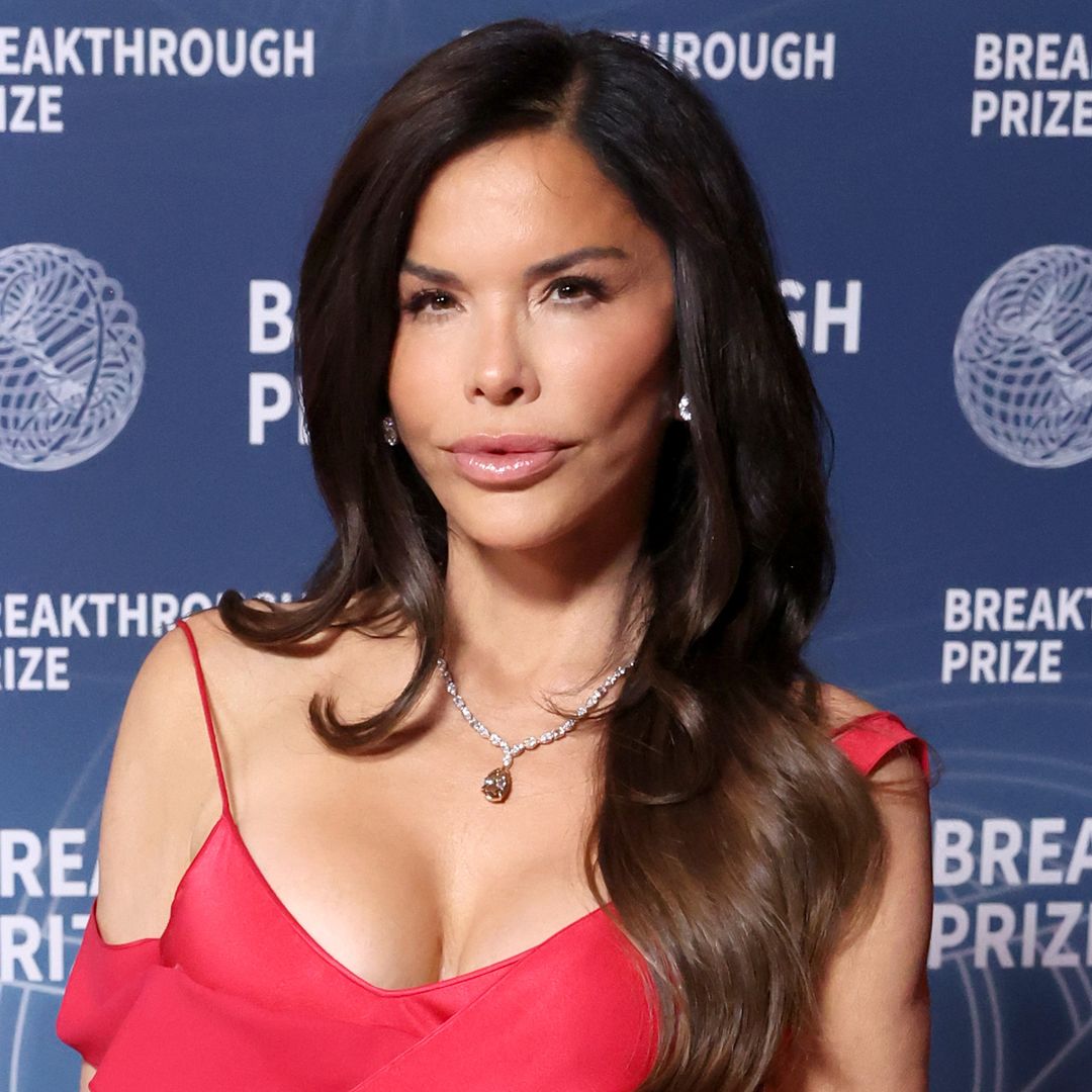 Lauren Sanchez's daughter, 17, is morphing into famous mom in photo with siblings