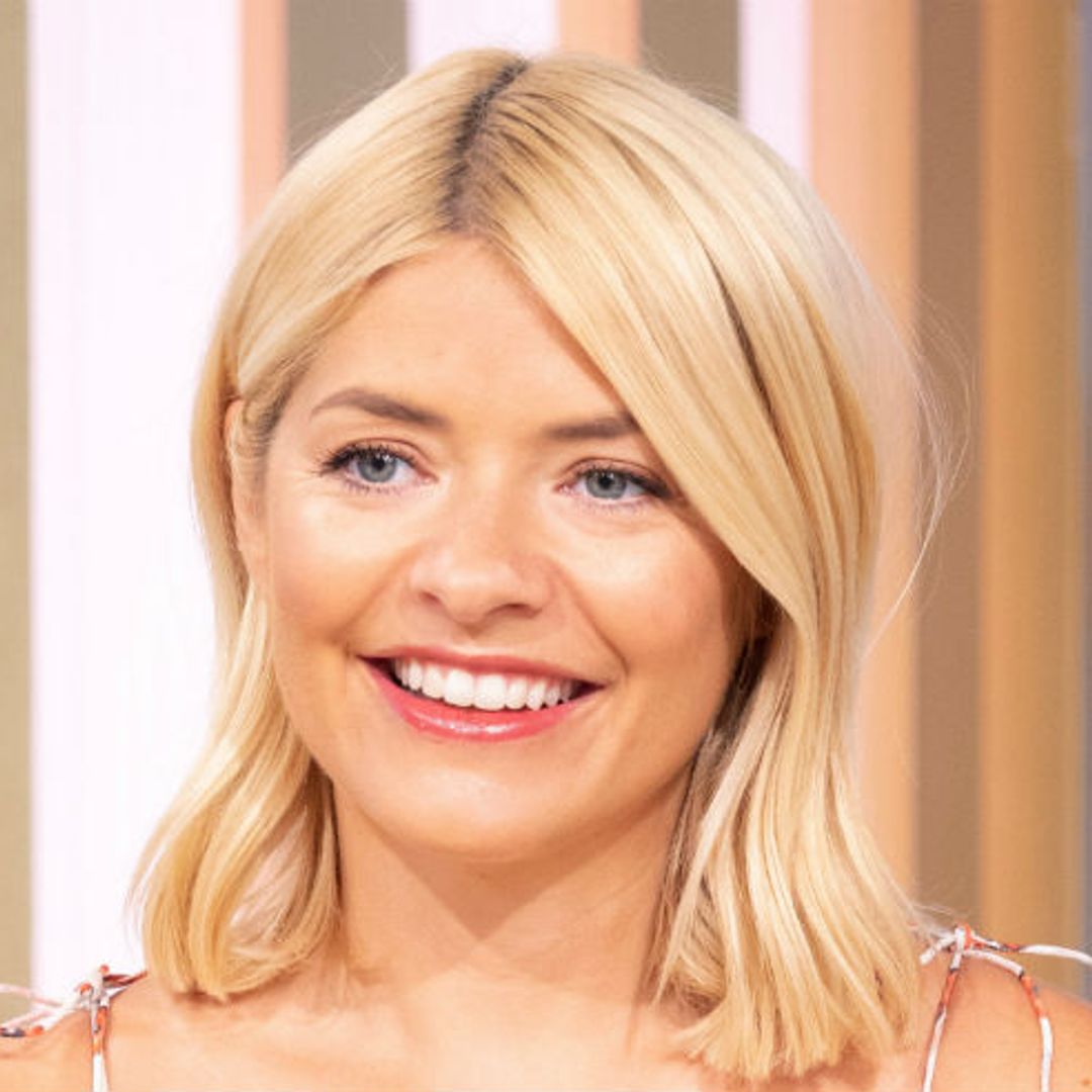 Holly Willoughby looks identical to her sister in new holiday photo