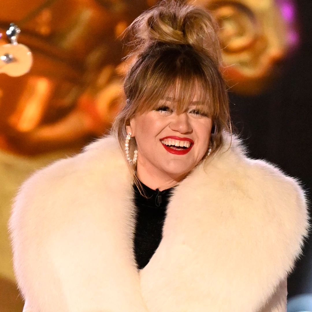 Kelly Clarkson has fans fawning over chemistry with latest guest in festive new look