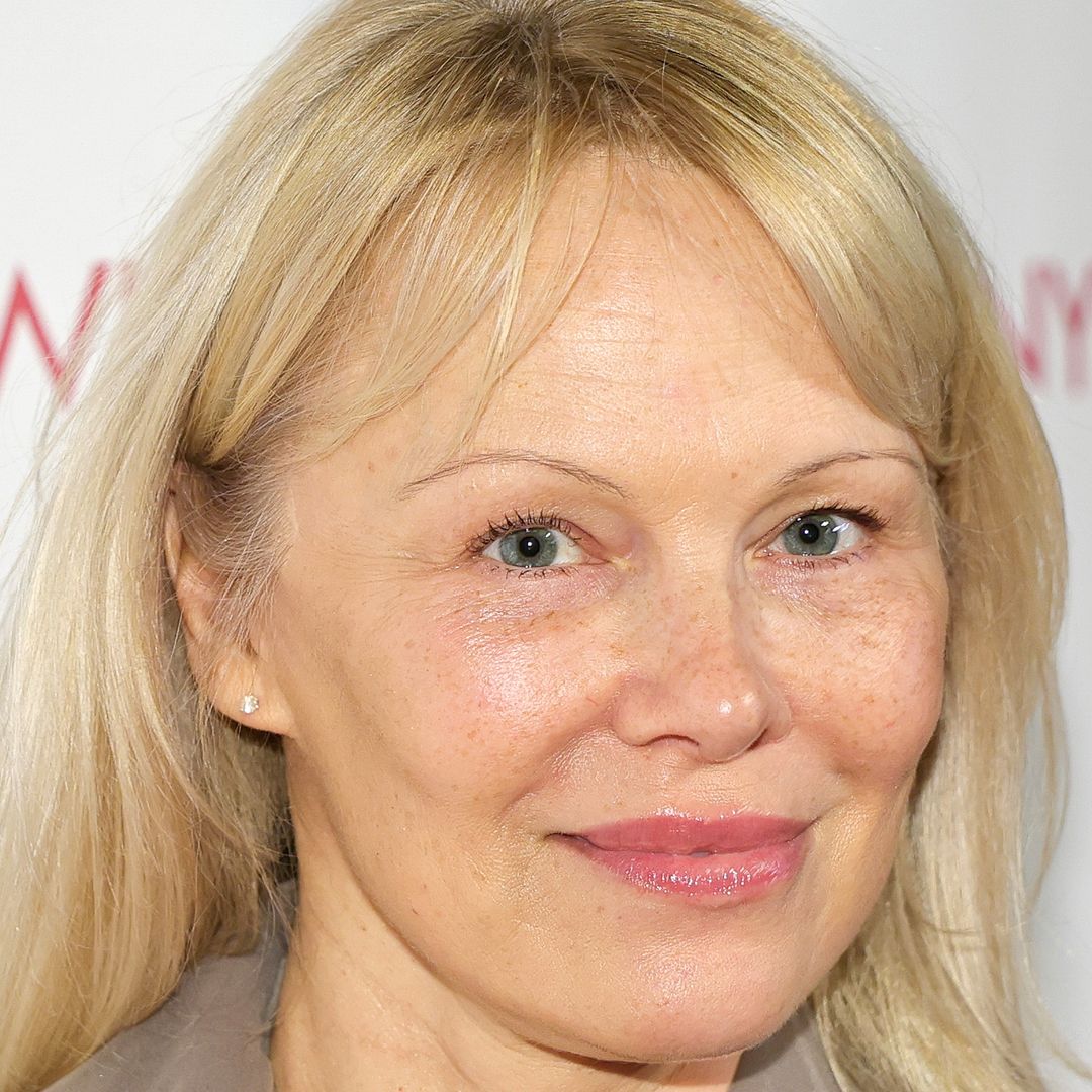 Pamela Anderson looks like a makeup-free Marilyn Monroe in shining mermaid skirt