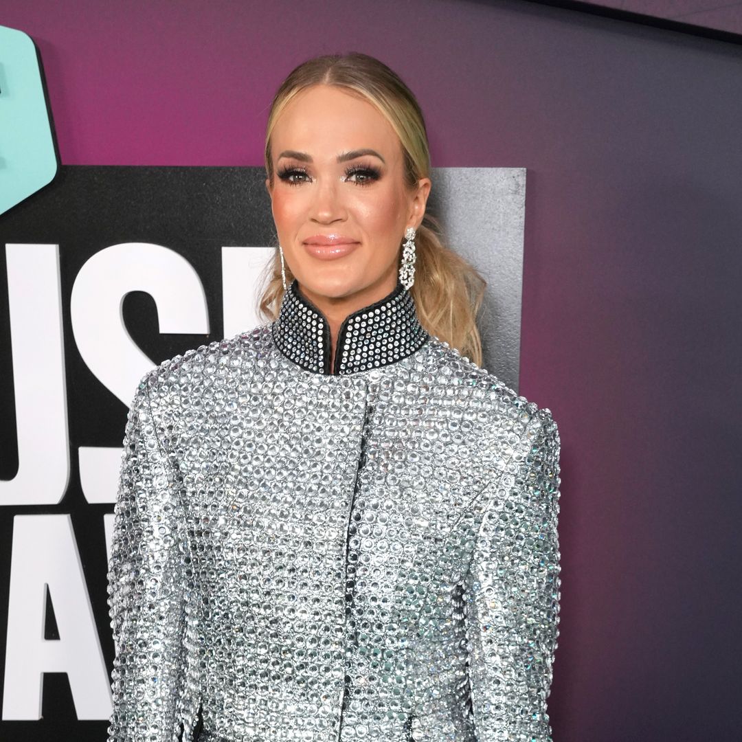 Carrie Underwood's very sculpted legs steal the show in tiny shorts at 2023 CMT Awards