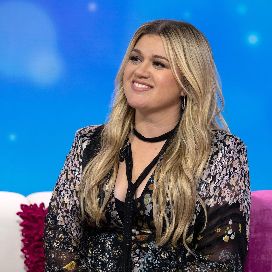 Kelly Clarkson showcases legs for days in flirty dress amid weight loss transformation