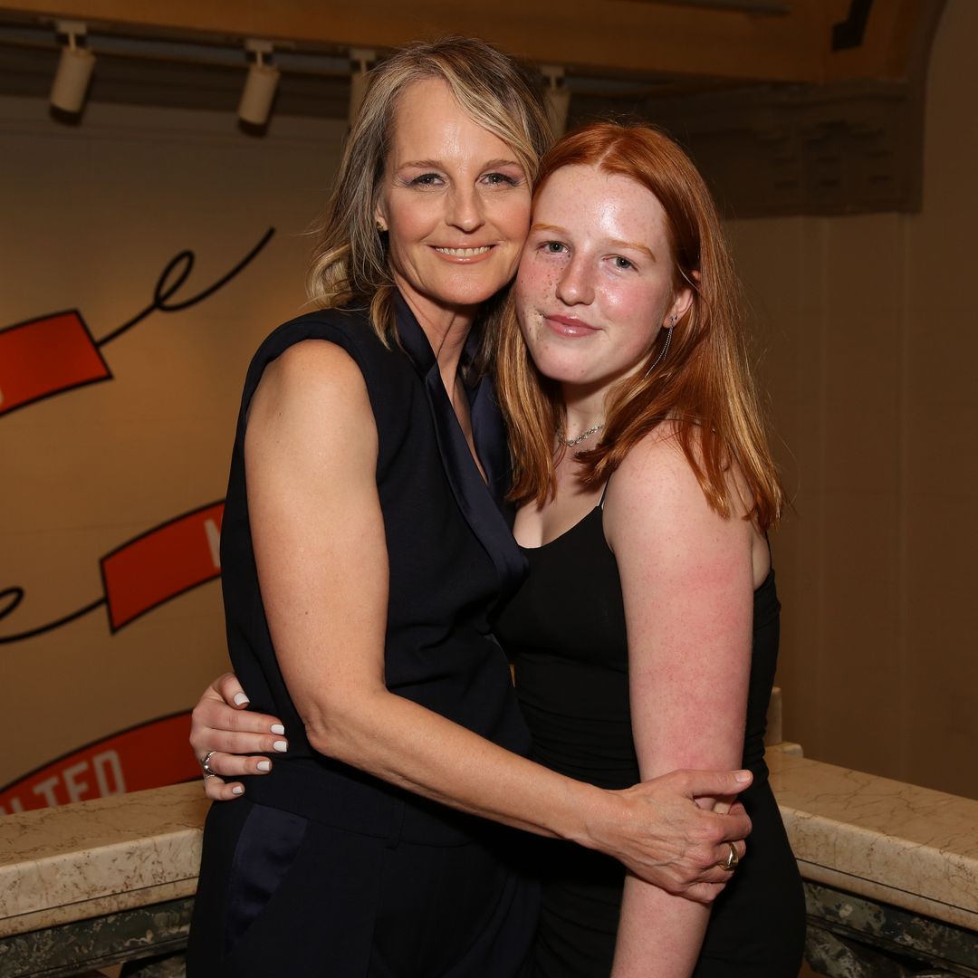 Helen Hunt et sa fille Makena Lei Gordon Carnahan assistent à l'after-party de la soirée d'ouverture d'ENCORES ! Production décentrée de "Travailler - Une comédie musicale"  au New York City Center le 26 juin 2019 à New York. 