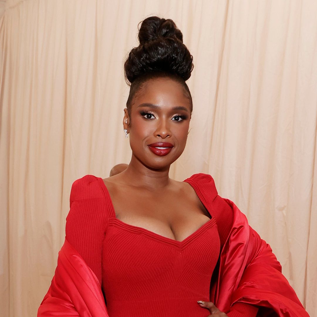 Jennifer Hudson is a vision in red for Thanksgiving performance