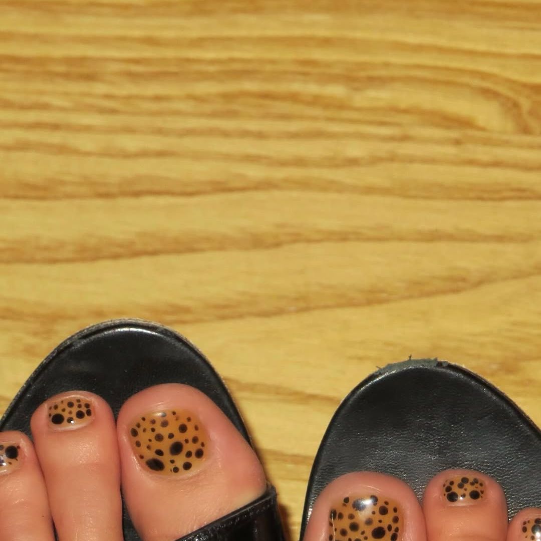 Hailey shows off her chic pedicure for winter