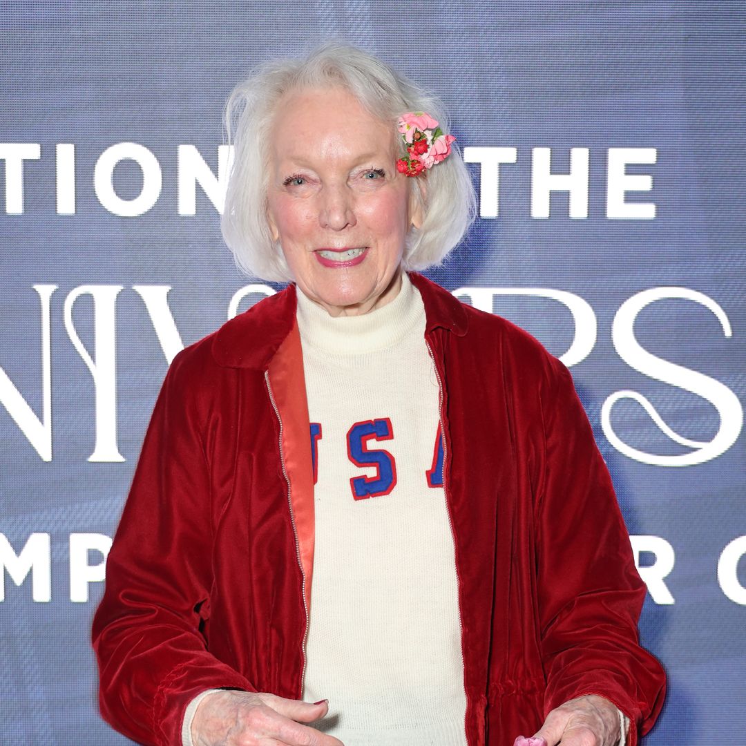 L'olympien américain Tenley Albright s'exprime sur scène lors de la célébration du 70e anniversaire des Jeux de 1956, le 18 février 2026 à Milan, en Italie.