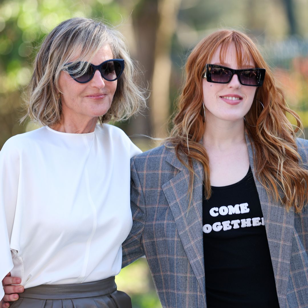 Helen Hunt et Makena Lei assistent au spectacle Stella McCartney Womenswear automne/hiver 2026-2027 dans le cadre de la semaine de la mode de Paris le 4 mars 2026 à Paris, France.
