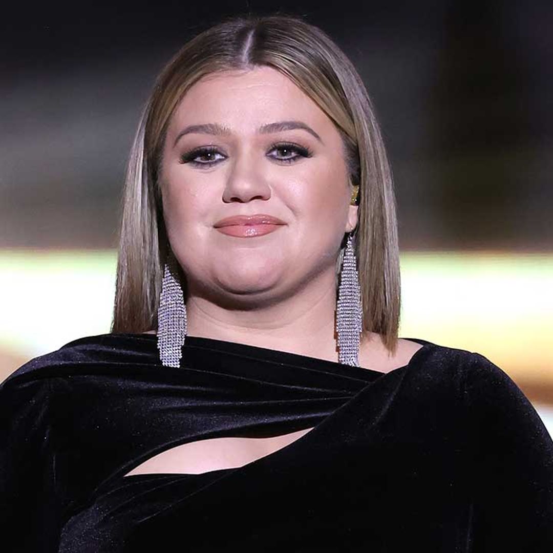 Kelly Clarkson stuns in bodycon dress during Dolly Parton tribute at ACM Awards