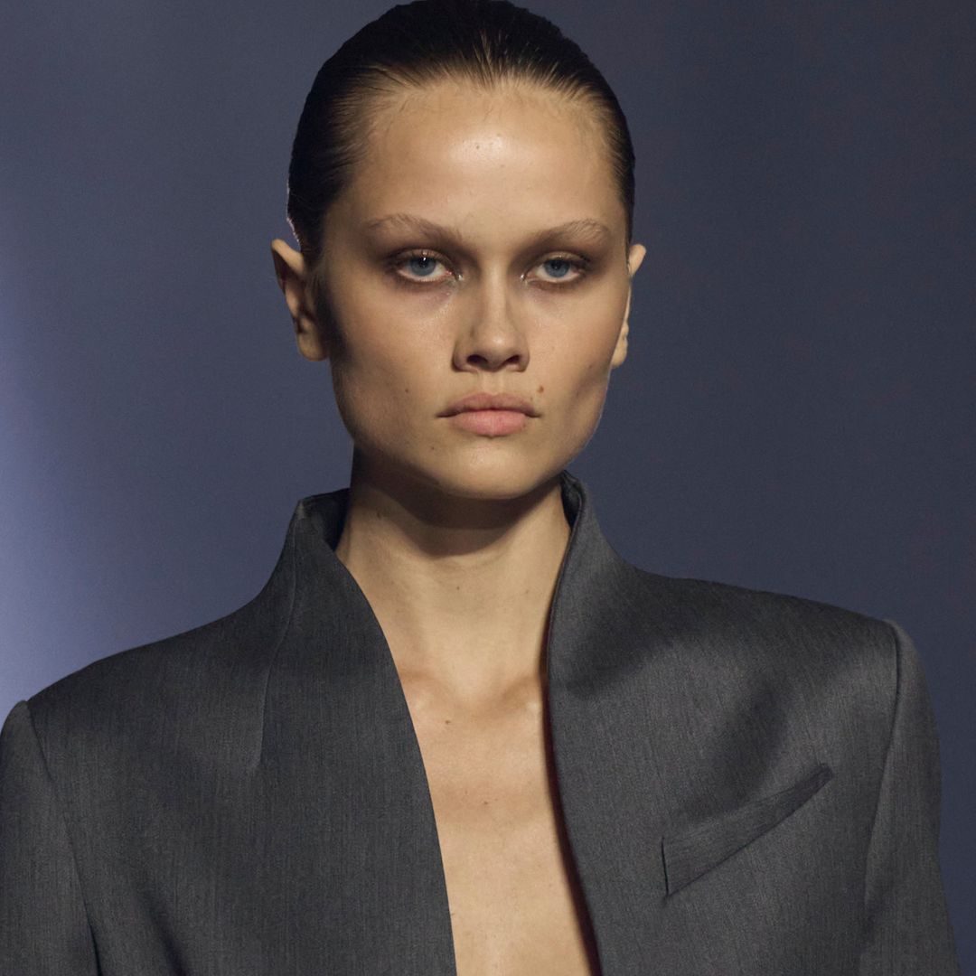 90s grunge makeup at the Ling clp S26 show 