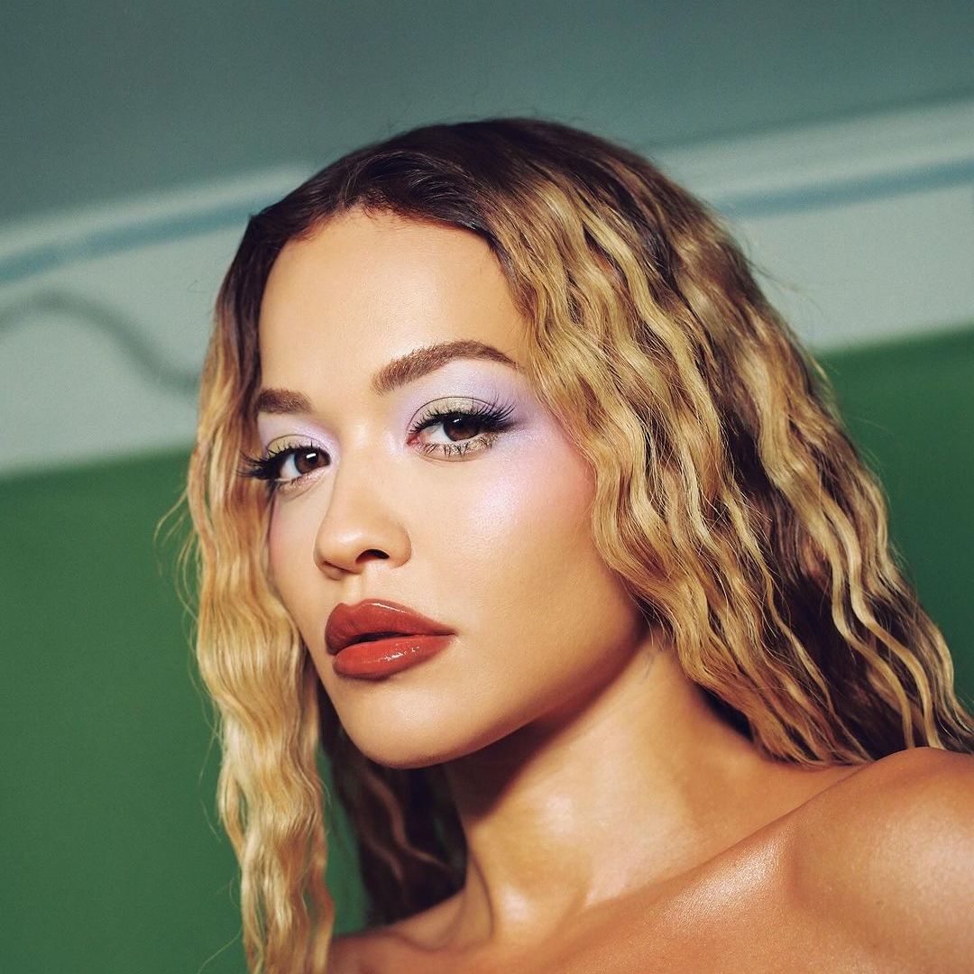 Rita Ora matched her makeup to her cutout bustier dress and we’re obsessed