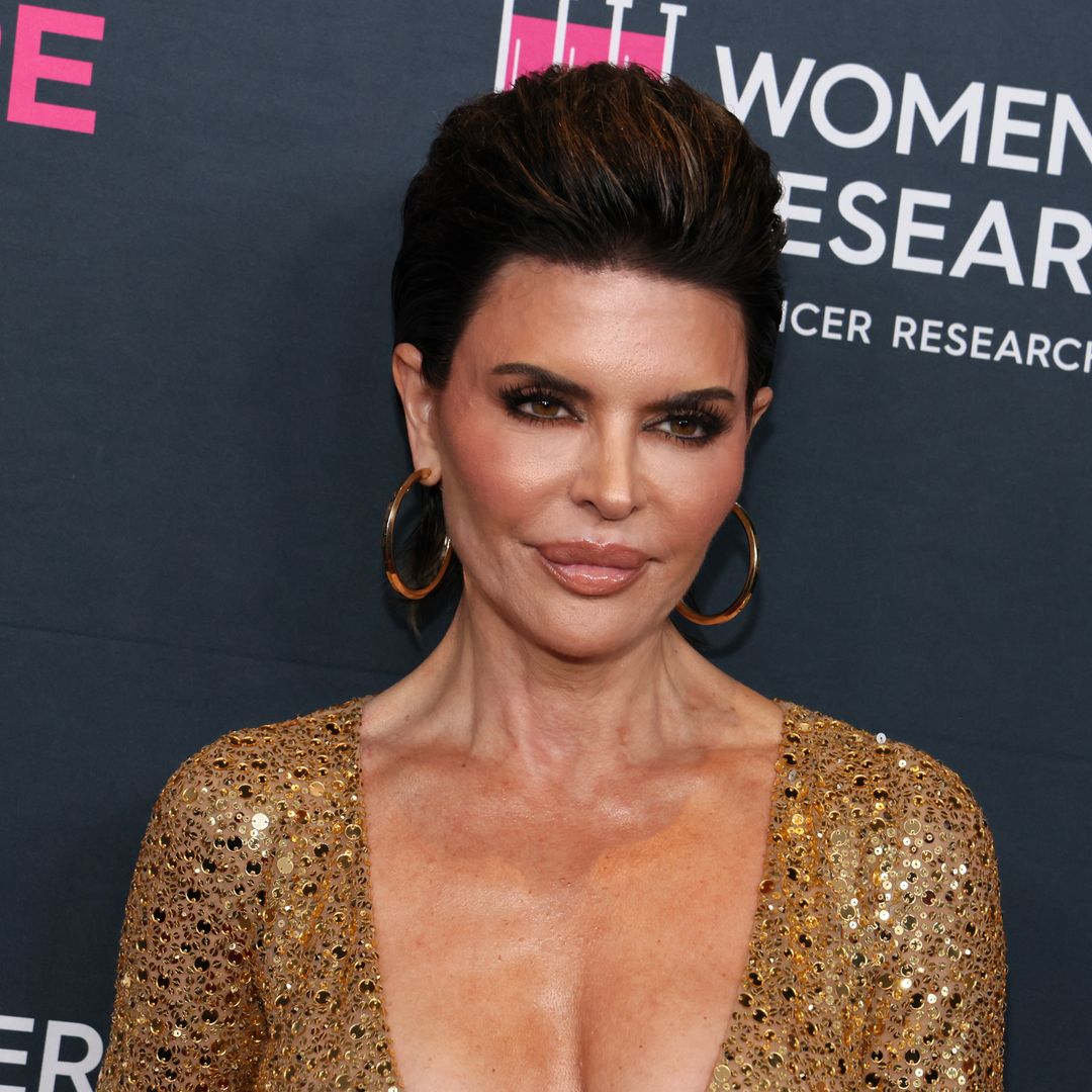 Lisa Rinna poses topless in jaw-dropping photo