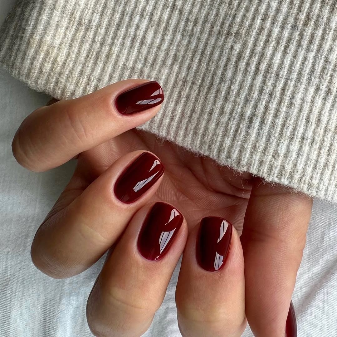 Burgundy Maroon short nails manicure.