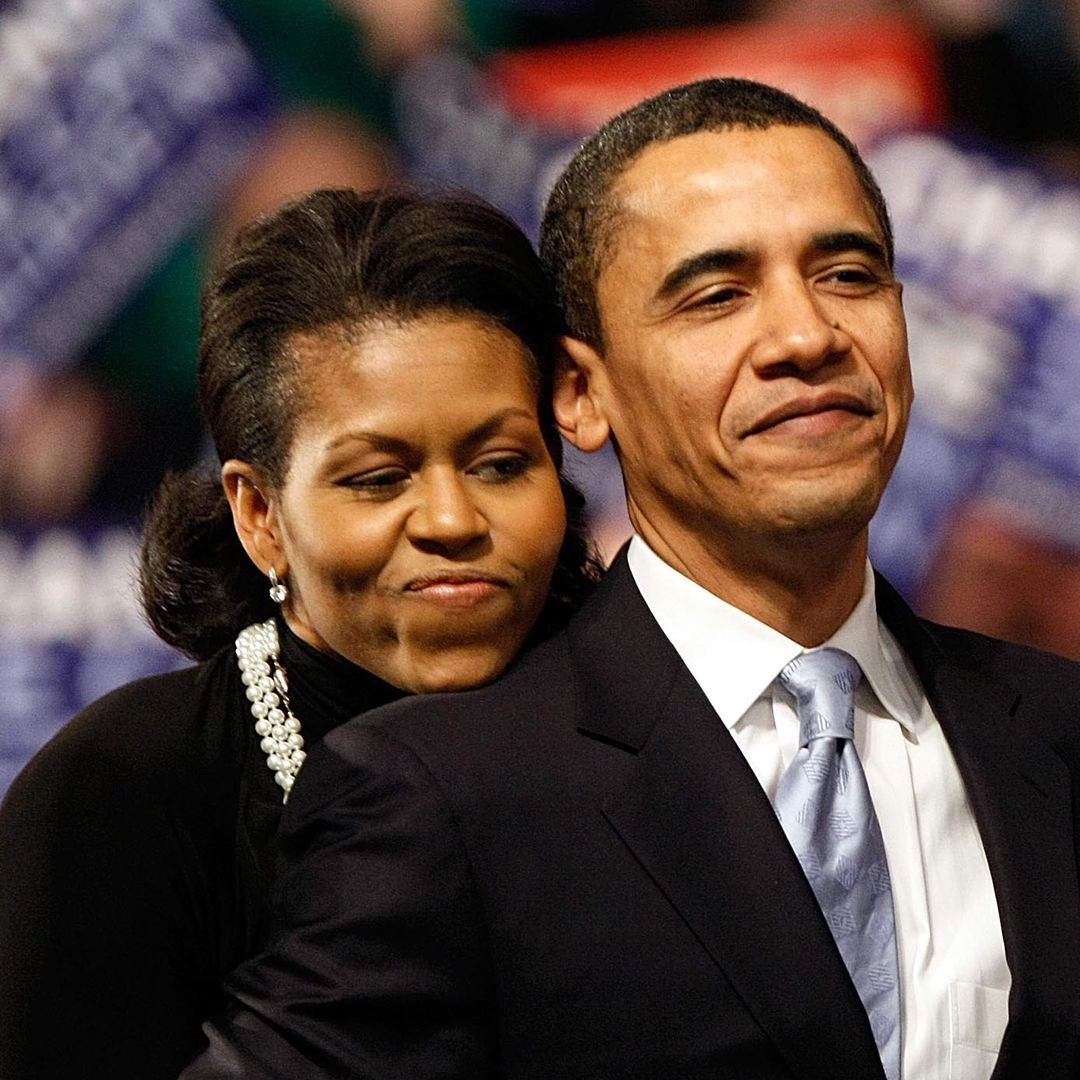 Michelle Obama S Daughters Sasha And Malia And Dad Barack Seen In Rare Emotional Photo Hello