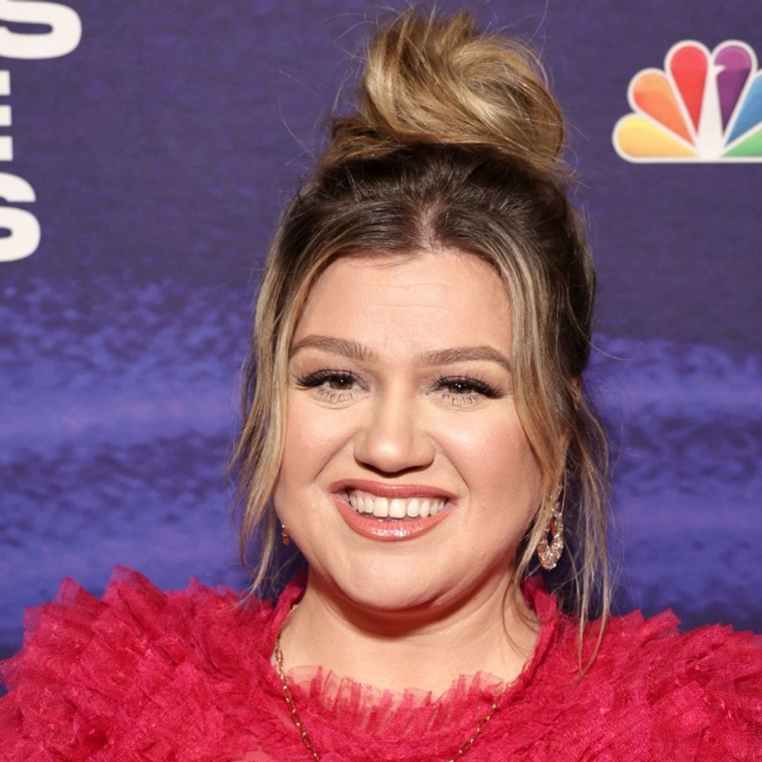 Kelly Clarkson's return to TV has fans noticing one thing about her fabulous gown