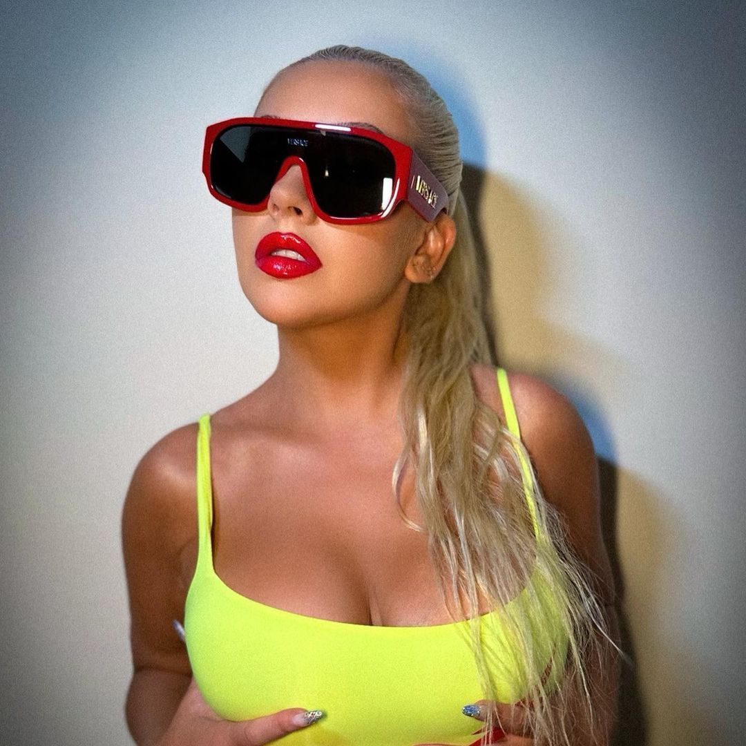 Christina  Aguilera shows off incredible curves in swimsuit, heels