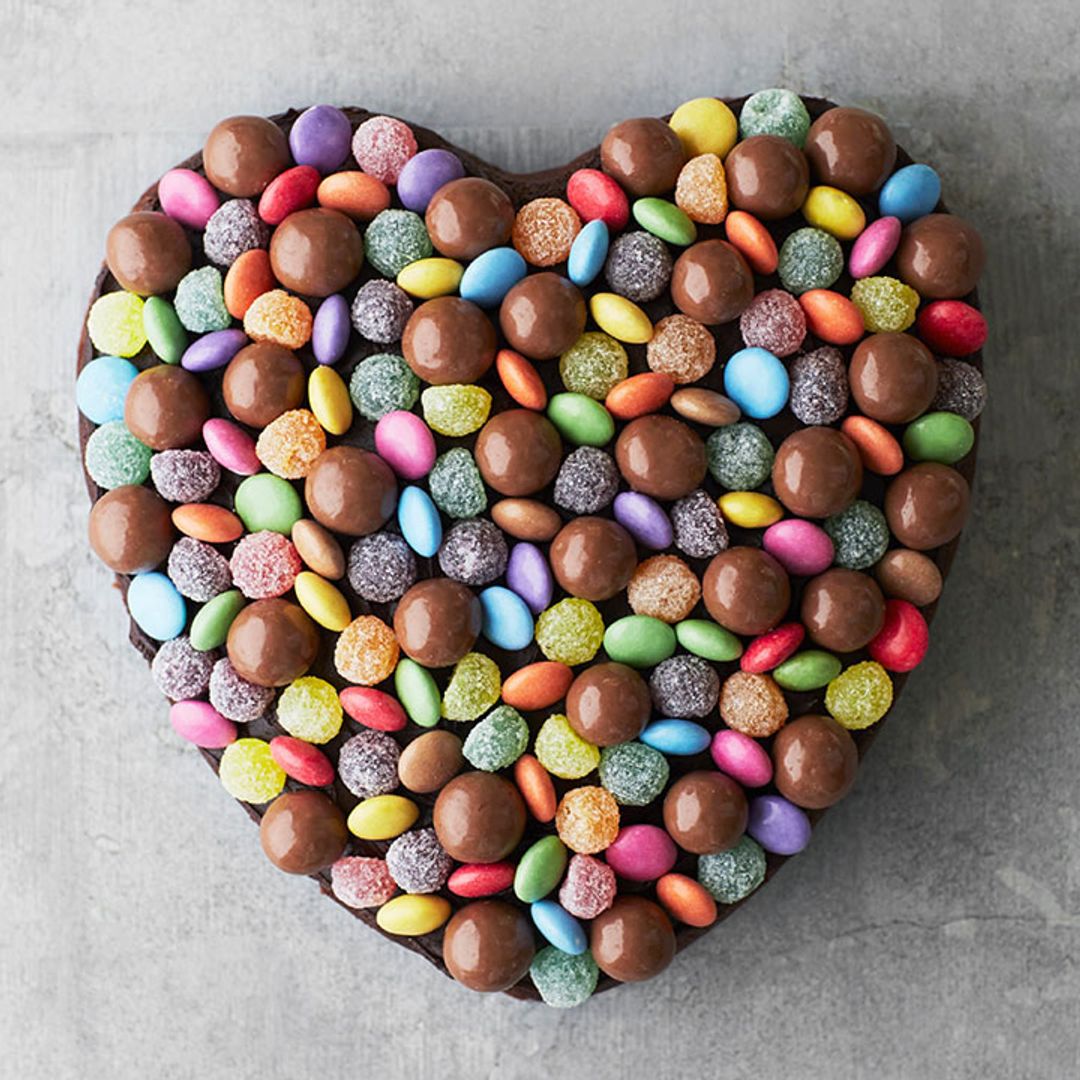 Bake this cute sweetheart cake for Valentine's Day
