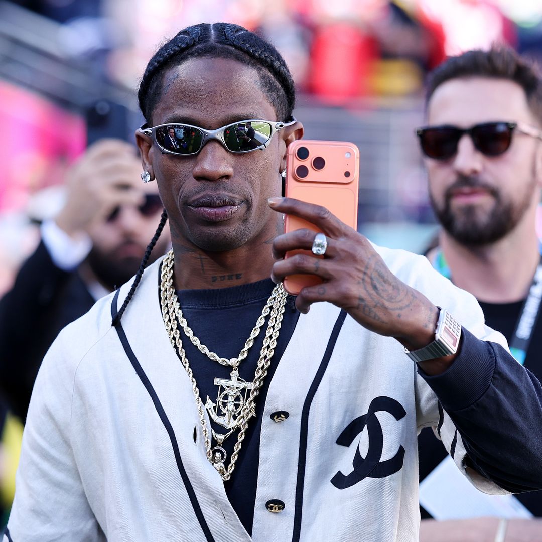 Travis Scott est vu en marge avant le début du Super Bowl LX entre les Seahawks de Seattle et les Patriots de la Nouvelle-Angleterre au Levi's Stadium le 8 février 2026 à Santa Clara, en Californie.