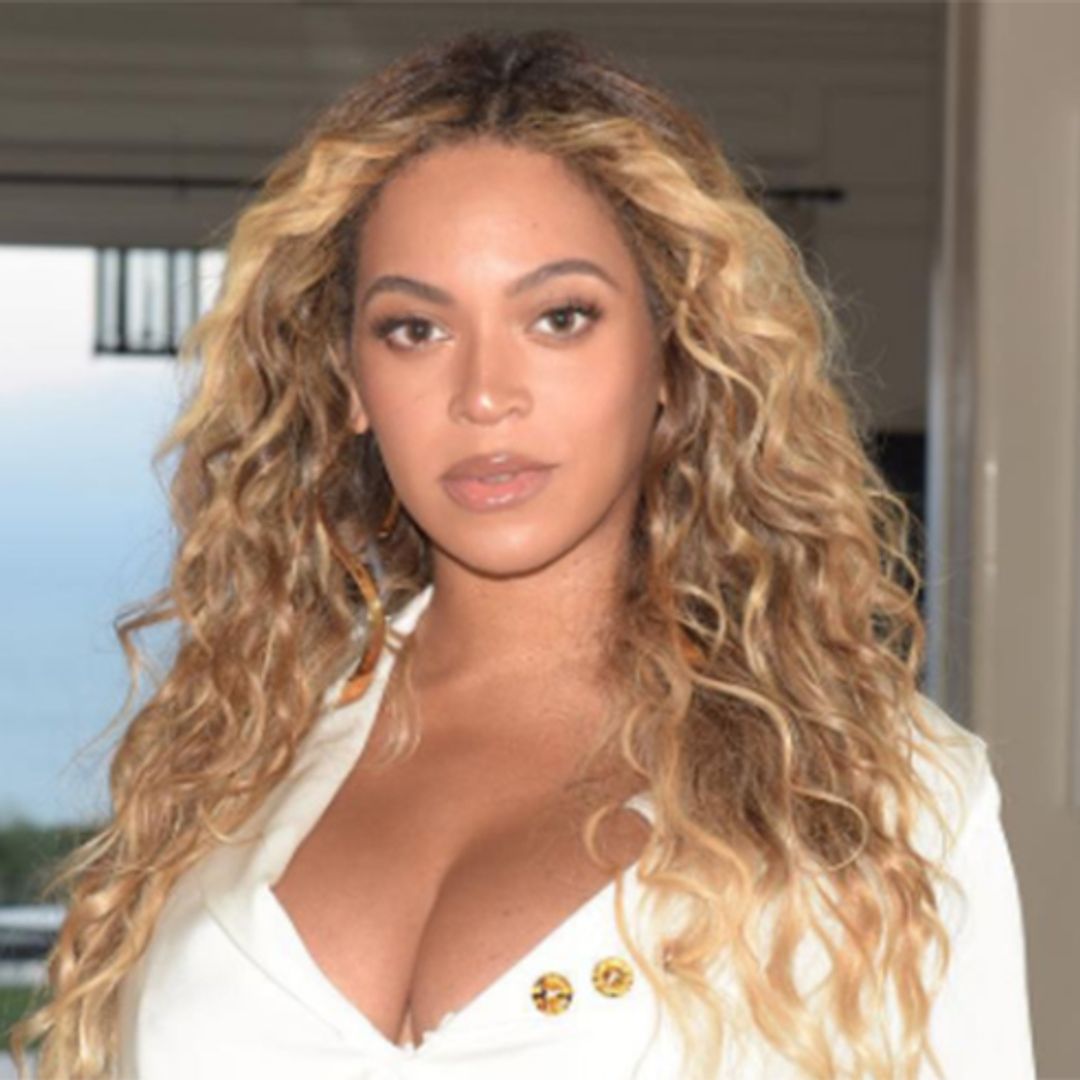 Beyoncé looks amazing in mini-skirt after birth of twins – see the photo!