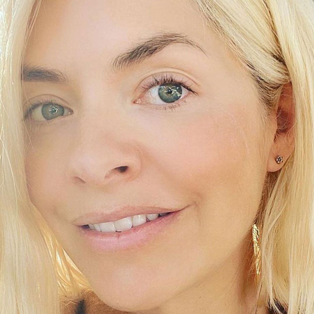 Holly Willoughby shows off her natural beauty in makeup-free holiday selfie