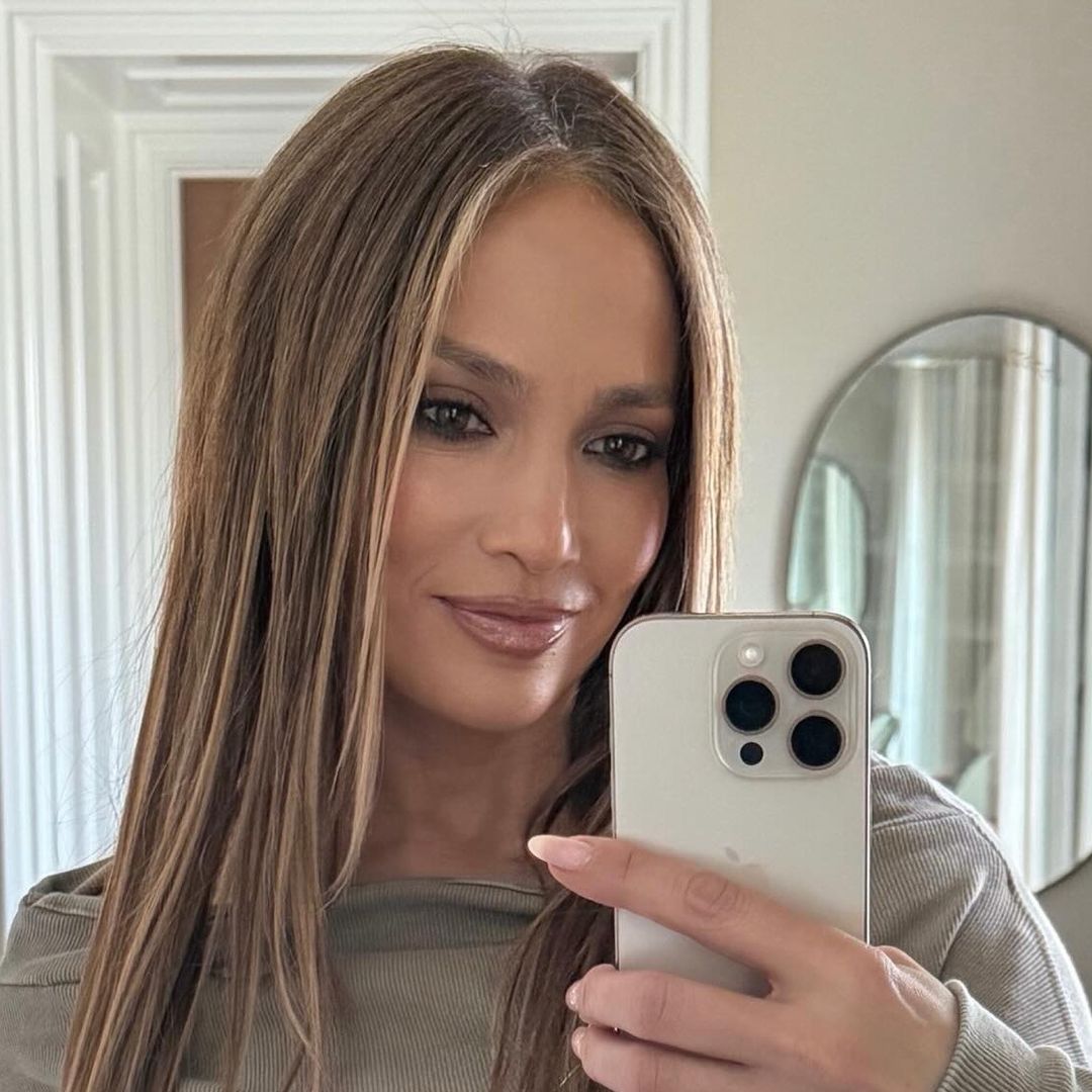 Jennifer Lopez rocks jeans and a cute top for a casual day at home