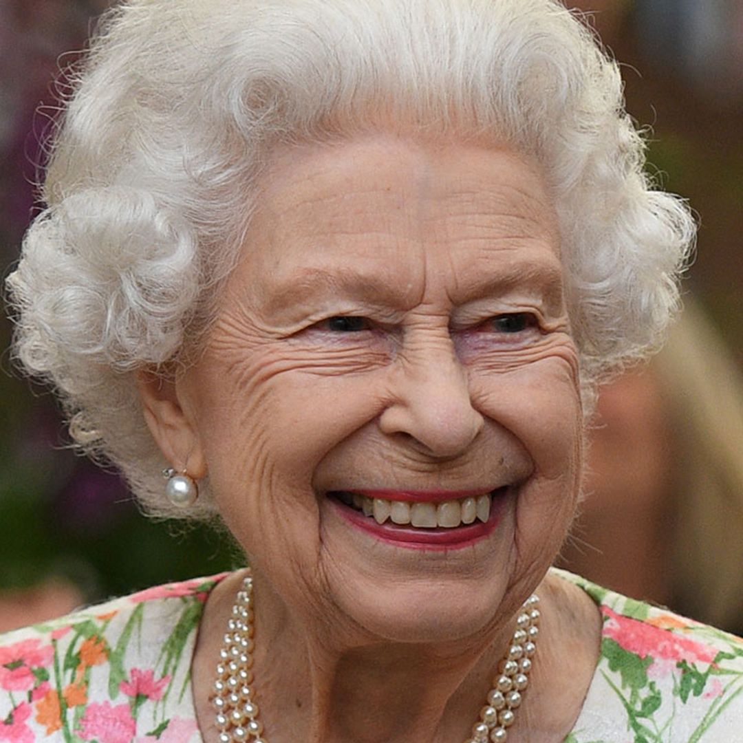 The Queen stuns in bright florals for new Scotland appearance