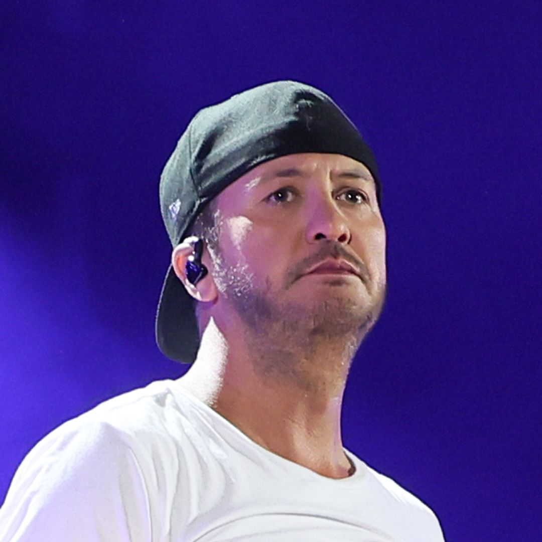 Luke Bryan 'forgets the words' onstage