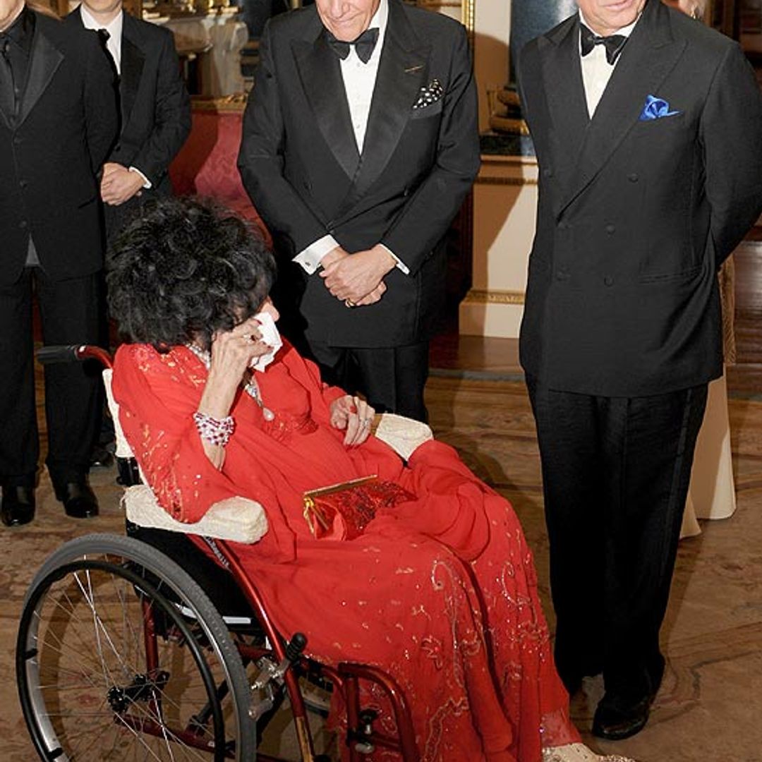 Elizabeth Taylor brought to tears by bust of her former husband, Richard Burton
