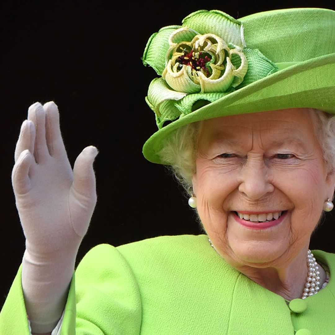 The Queen arrives in Balmoral and gives us a lesson on how to match in style