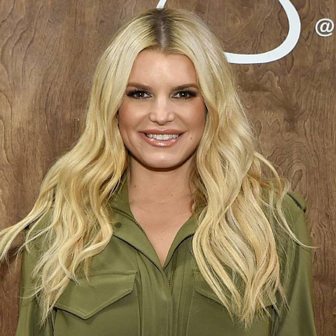 Jessica Simpson has fans seeing double in new poolside picture