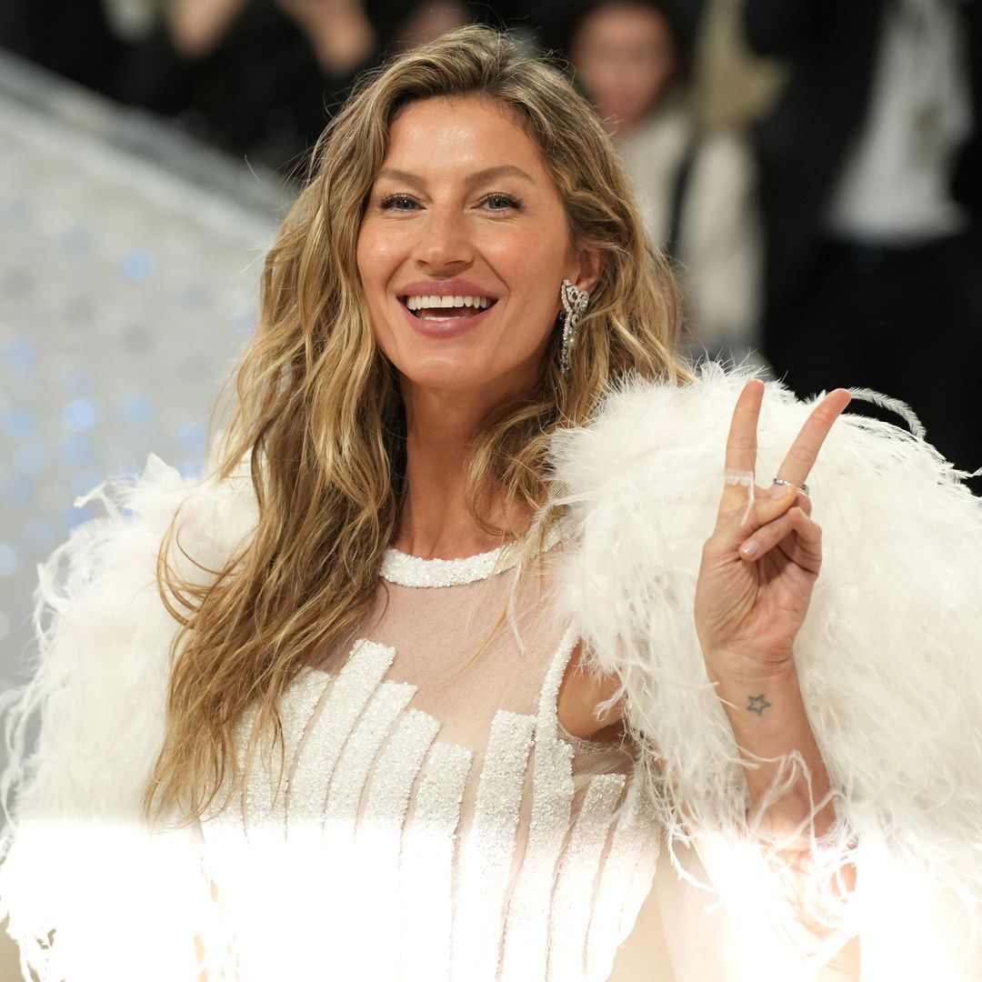 Gisele Bündchen, 43, shows off her incredible abs in bra and jeans