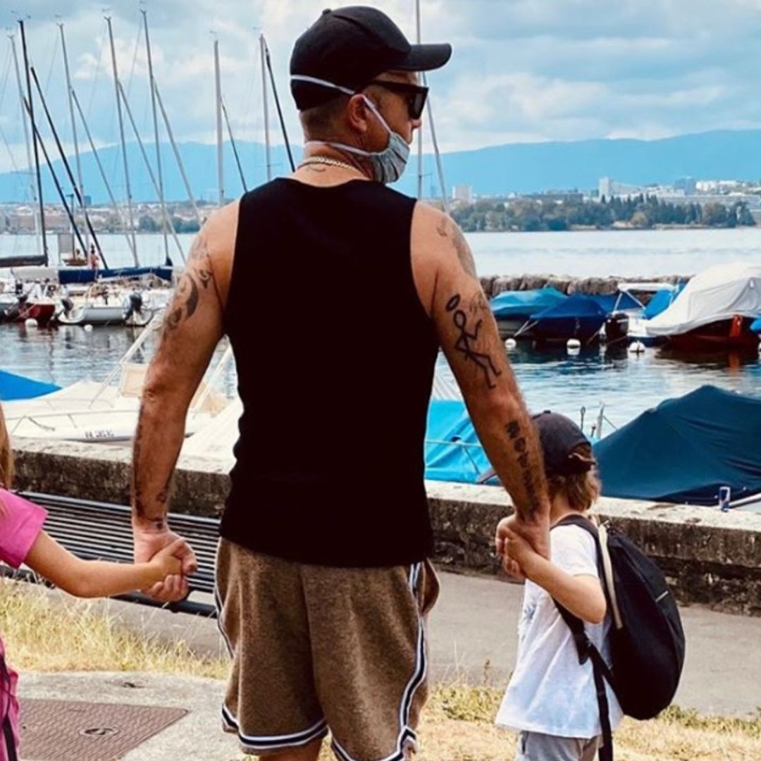 Robbie Williams sparks debate with new family outing photo