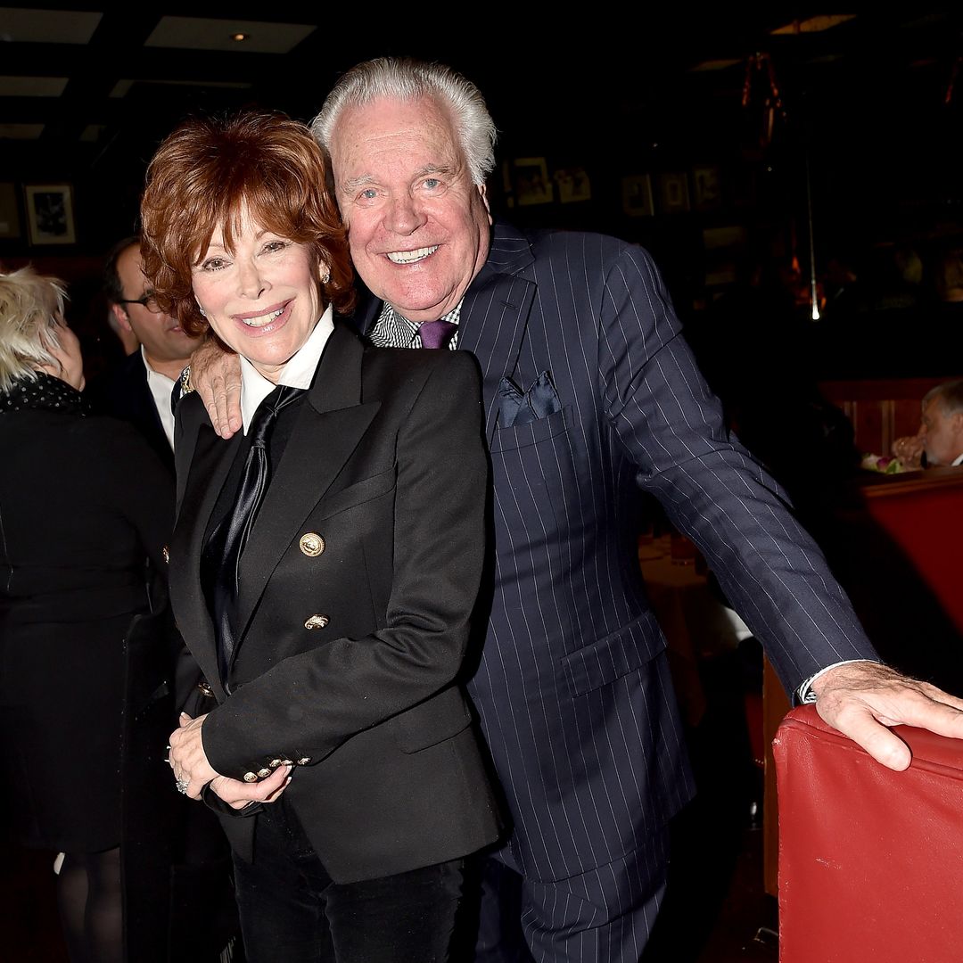 Jill St. John et Robert Wagner assistent au steakhouse emblématique de GALLAGHERS New York, au Gallaghers Steakhouse, le 14 novembre 2017 à New York.