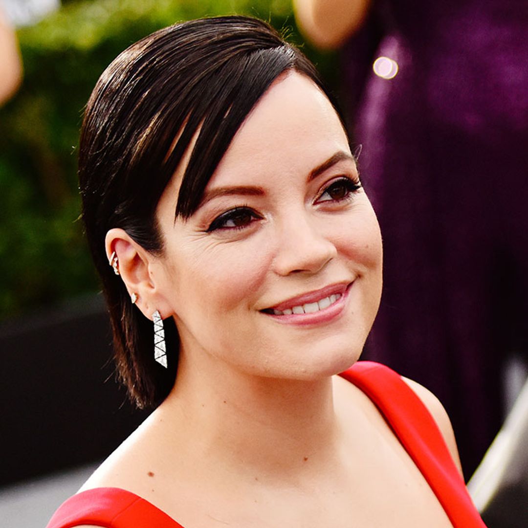 Lily Allen shows off her natural grey hairs