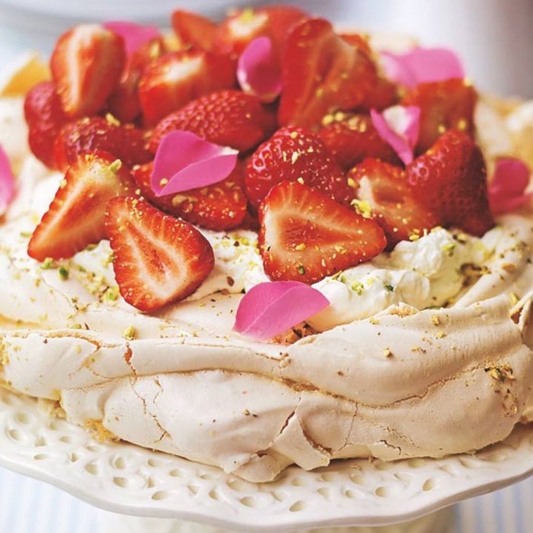 You NEED to make this summer berry pavlova because it has a floral twist