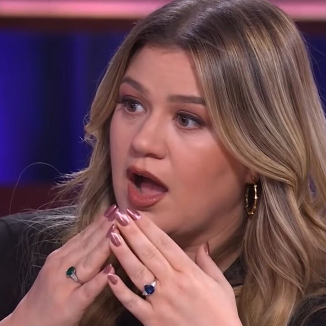 Kelly Clarkson collapses in disbelief after being shown up by Anne Hathaway