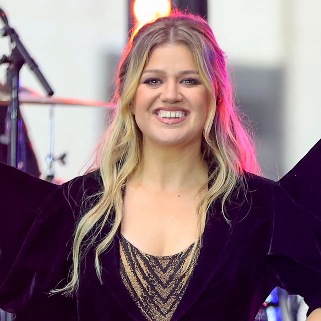 Kelly Clarkson rocks very different new look that sparks reaction