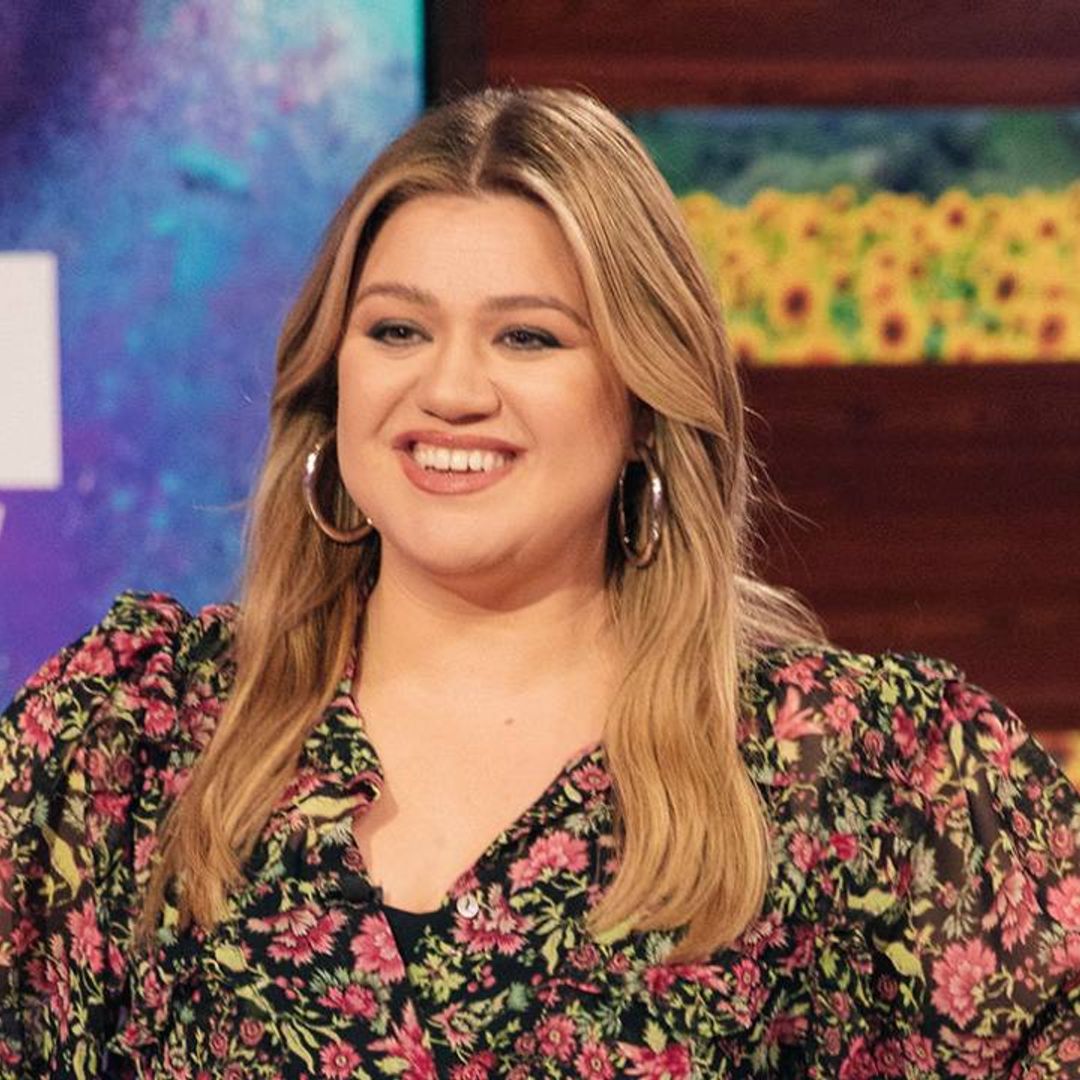 Kelly Clarkson wows in figure-hugging dress - but fans focus on something else