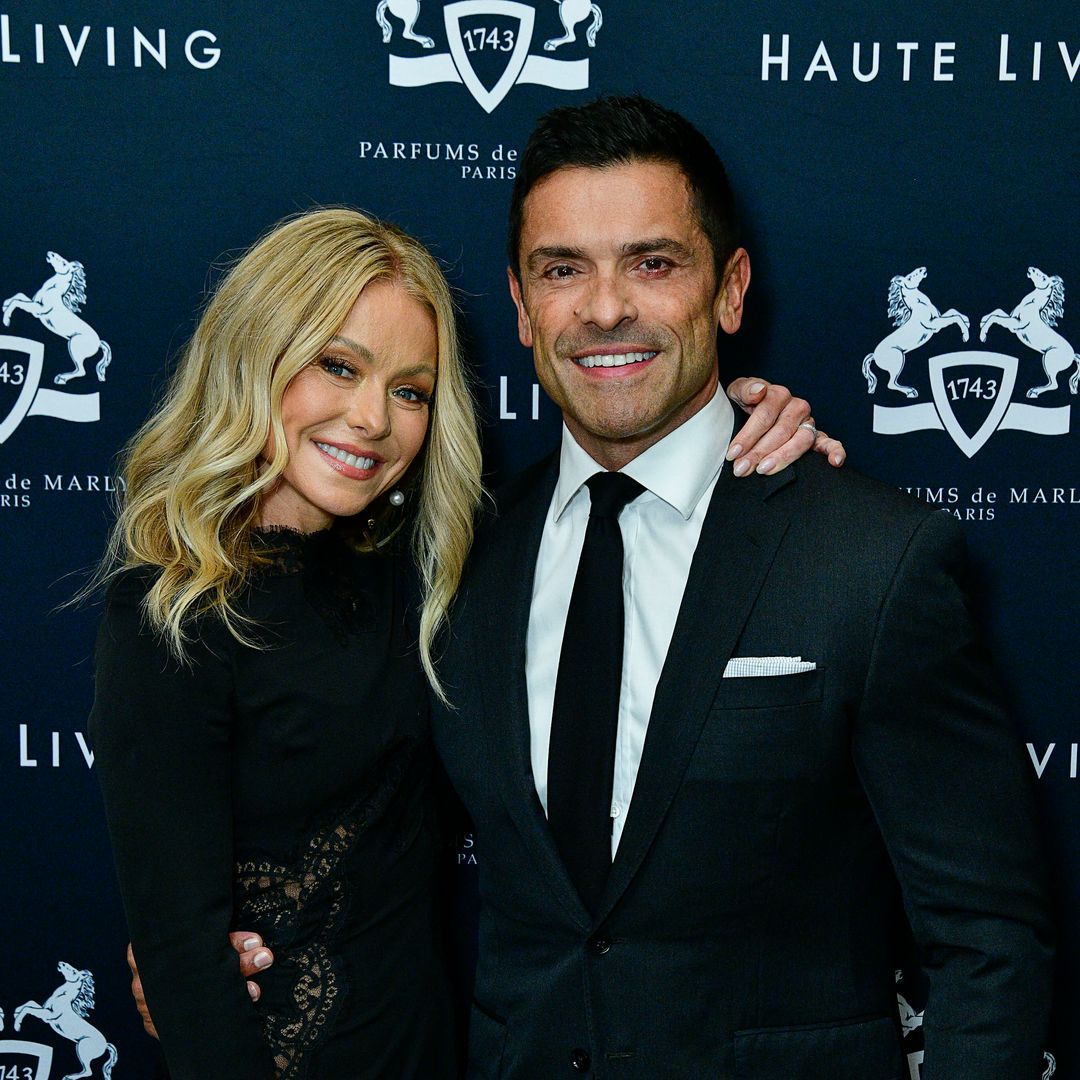 Kelly Ripa and Mark Consuelos leave fans in awe as they recreate photo from 1996 Las Vegas elopement